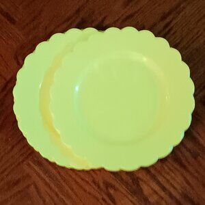 NWT Vibrant Yellow Disposable Flower Shaped Plastic Plates (2 Packs of 6 plates)